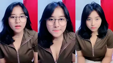 Aksi Gadis Kacamata Imut Main Solo Basah Banjir poster