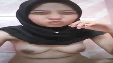 Melly Gadis Jilbab Main Pertama Kali di Kos poster