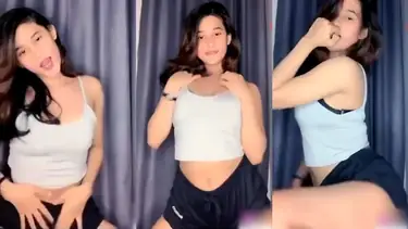 Vivie Baju Putih Goyang Binal Depan Kamera poster