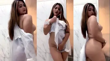 Zara Copot Kemeja Putih Tampil Polos Di Kamar poster